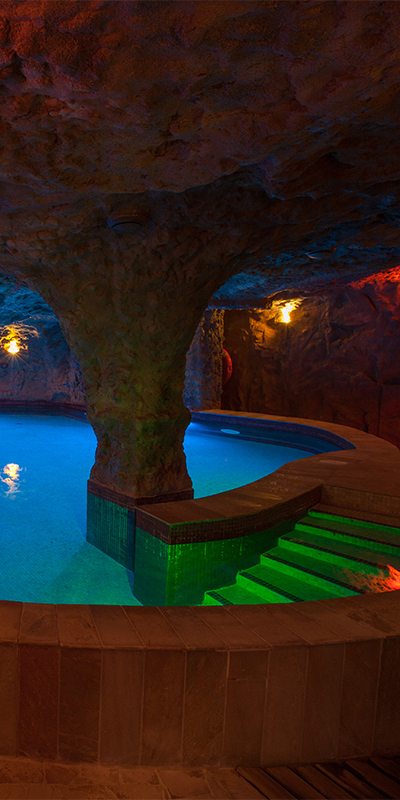  Ikonisches Bild des entspannenden Lava-Float-Pools im Om Spa Costa Meloneras by Lopesan auf Gran Canaria 
